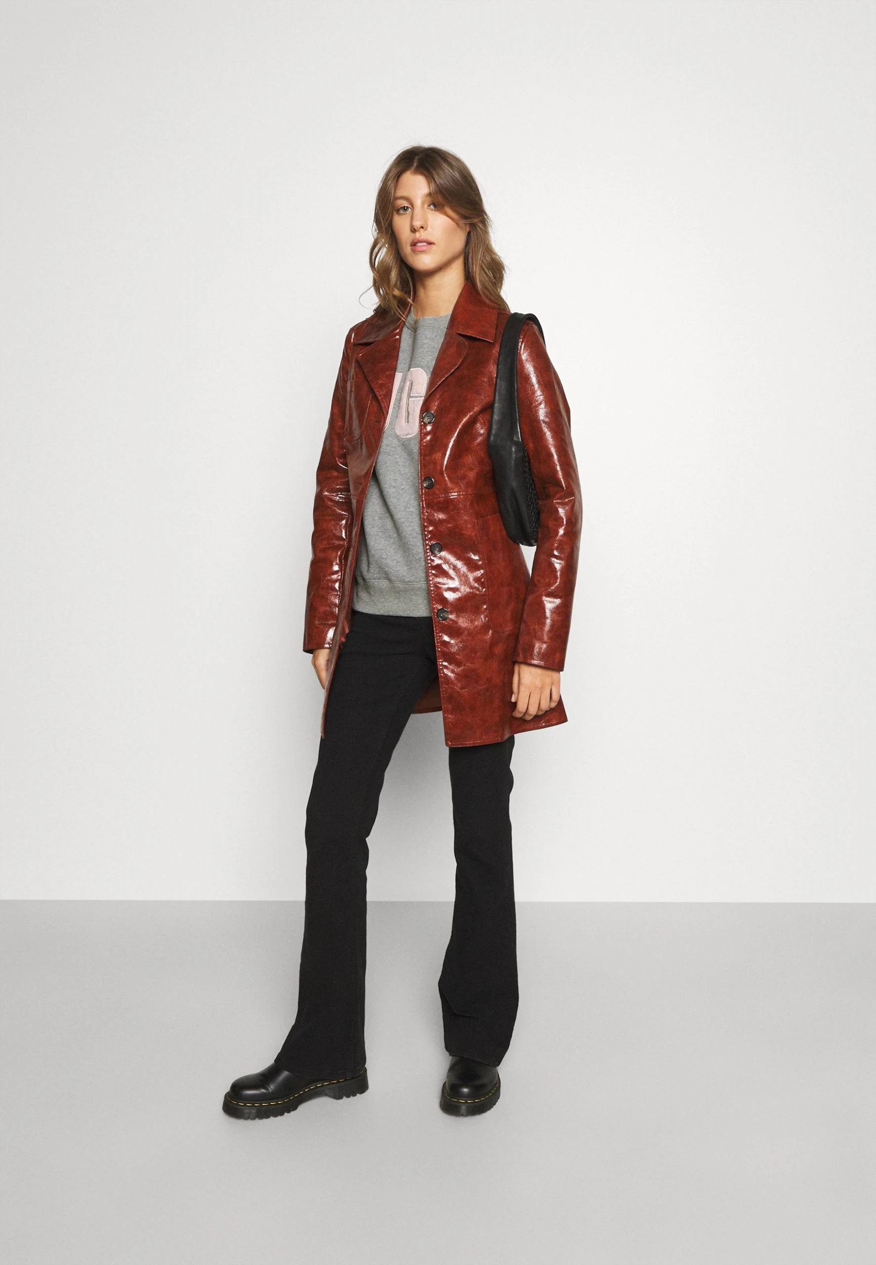 Ugg Madeline Fuzzy Logo Crewneck - Sweatshirt - Grey Heather/Sonora 4 Ugg Madeline Fuzzy Logo Crewneck - Sweatshirt - Grey Heather/Sonora - Bilde 2