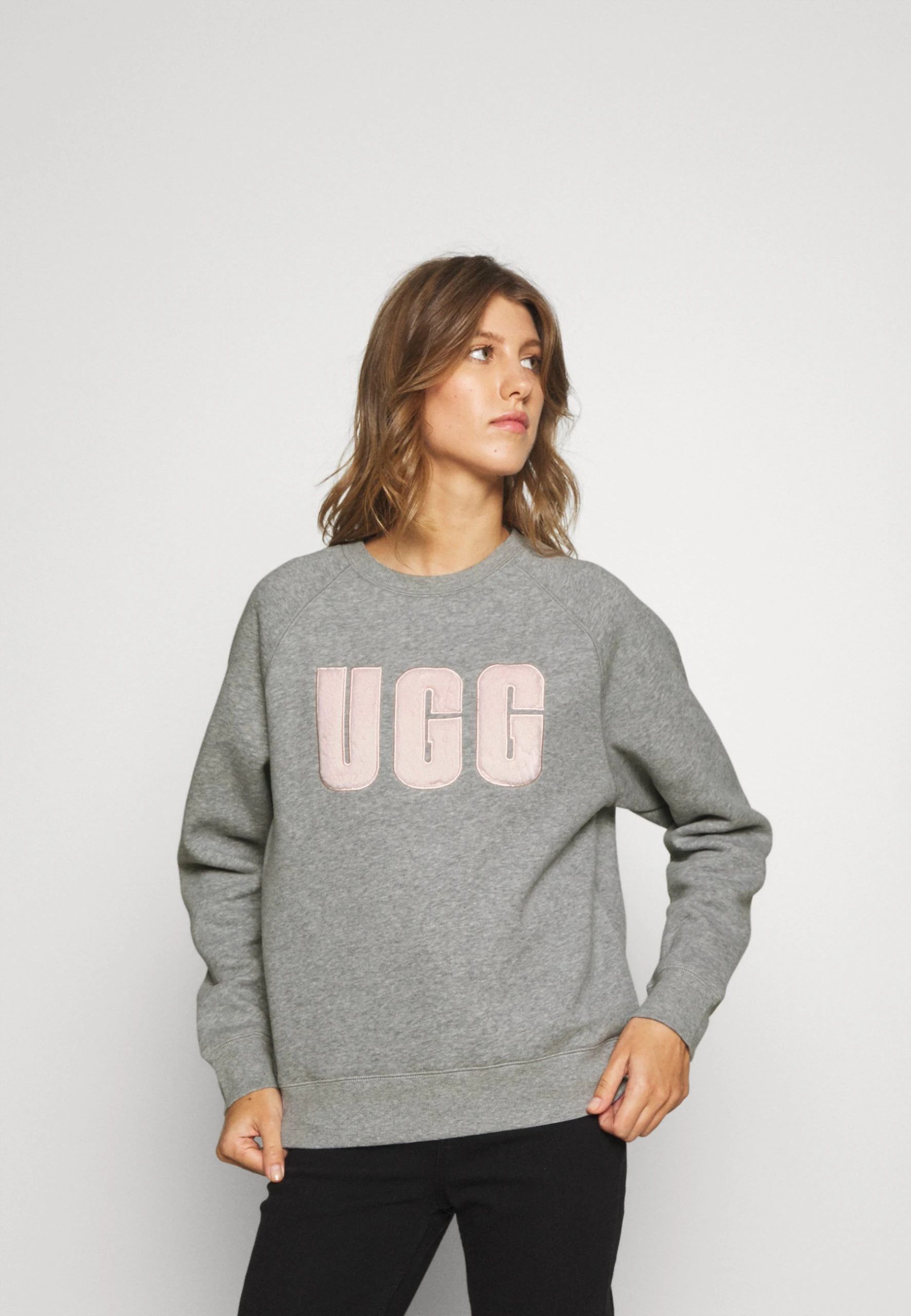 Ugg Madeline Fuzzy Logo Crewneck - Sweatshirt - Grey Heather/Sonora 3 Ugg Madeline Fuzzy Logo Crewneck - Sweatshirt - Grey Heather/Sonora