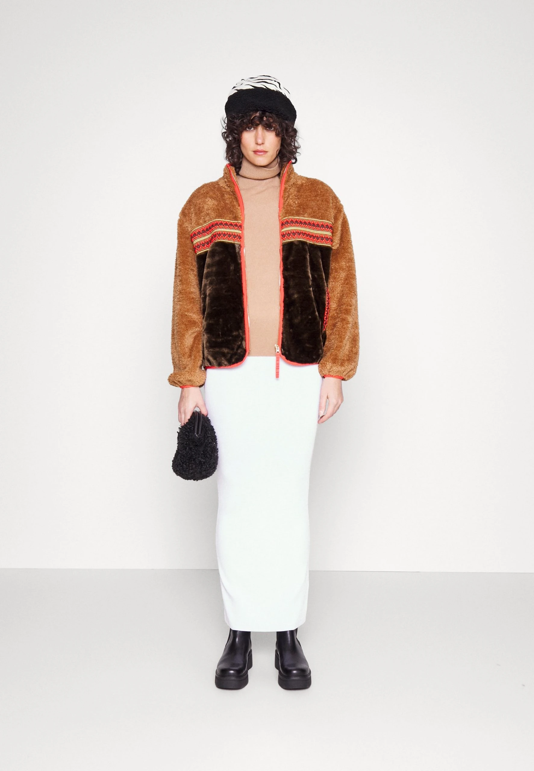Ugg Marlene Sherpa Braid - Lett Jakke - Chestnut Heritage Braid 4 Ugg Marlene Sherpa Braid - Lett Jakke - Chestnut Heritage Braid - Bilde 2