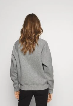 Ugg Madeline Fuzzy Logo Crewneck - Sweatshirt - Grey Heather/Sonora 9 Ugg Madeline Fuzzy Logo Crewneck - Sweatshirt - Grey Heather/Sonora -Ugg på nett 2ab3fc3ad9c446268633ab71434b3108