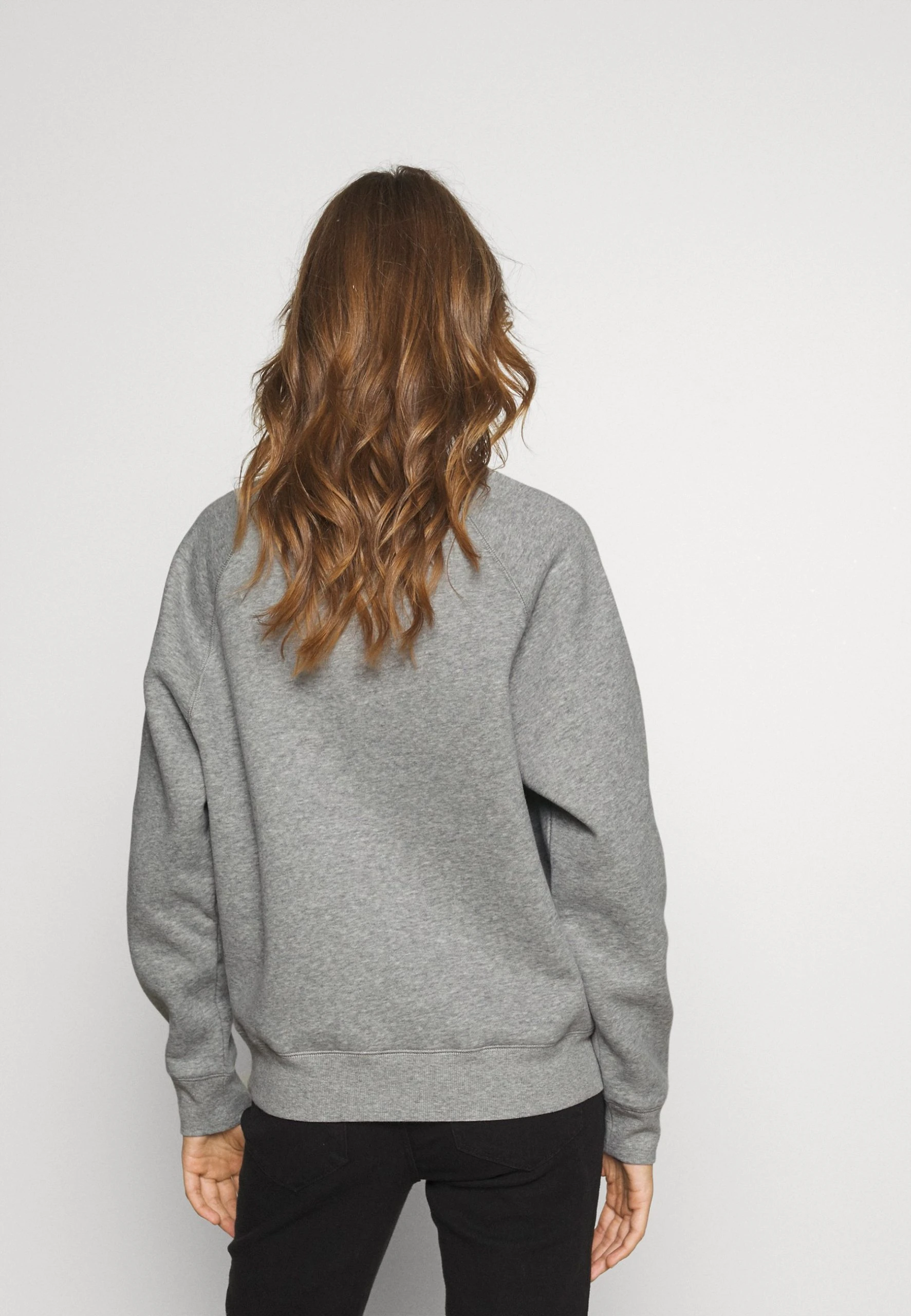 Ugg Madeline Fuzzy Logo Crewneck - Sweatshirt - Grey Heather/Sonora 5 Ugg Madeline Fuzzy Logo Crewneck - Sweatshirt - Grey Heather/Sonora - Bilde 3