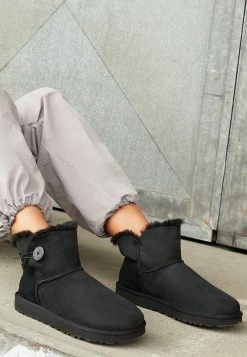 Ugg Mini Bailey Button - Ankelboots - Black -Ugg på nett 2ea7a69e1ad446ccb1de45d9acc3e140