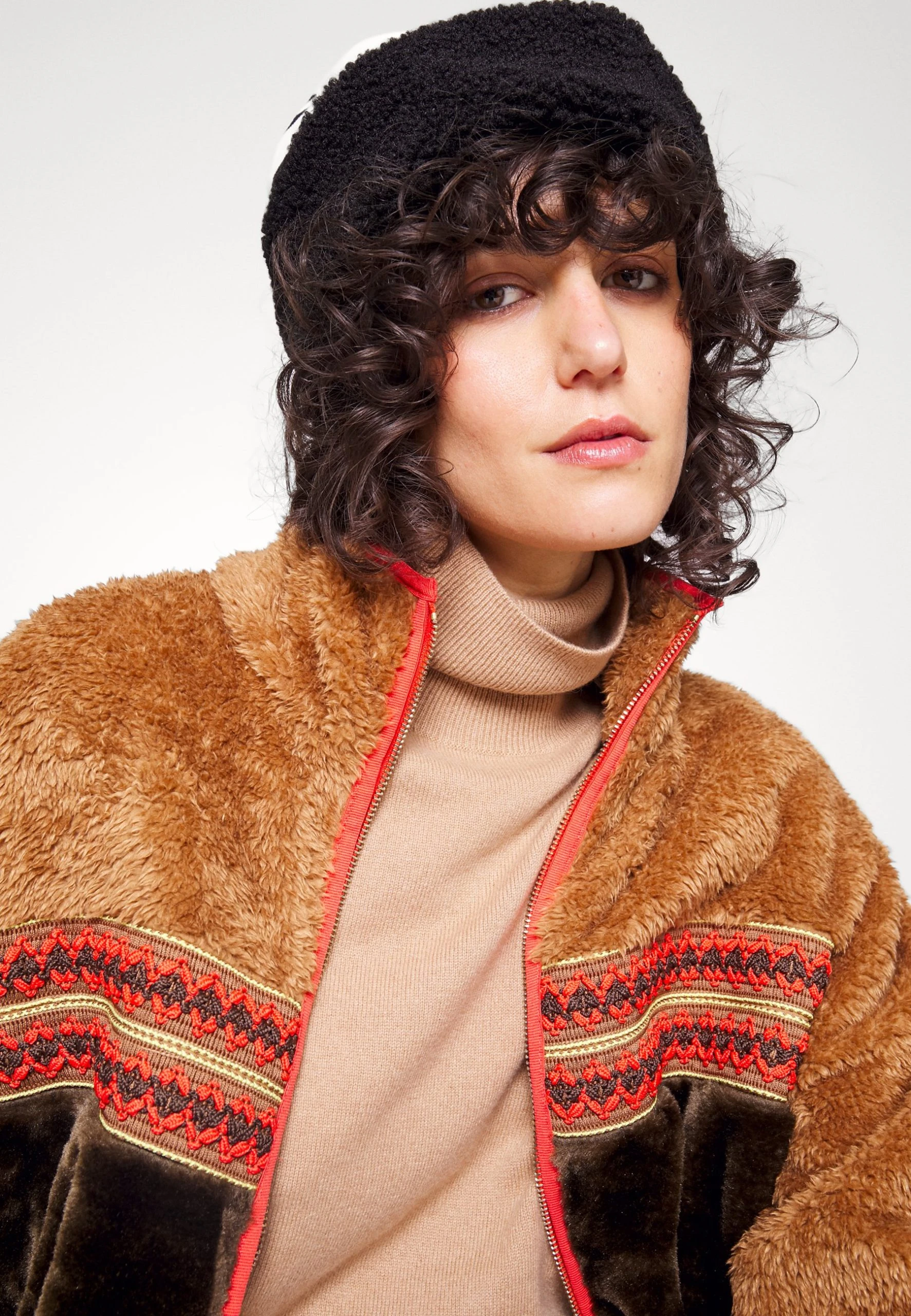 Ugg Marlene Sherpa Braid - Lett Jakke - Chestnut Heritage Braid 6 Ugg Marlene Sherpa Braid - Lett Jakke - Chestnut Heritage Braid - Bilde 4