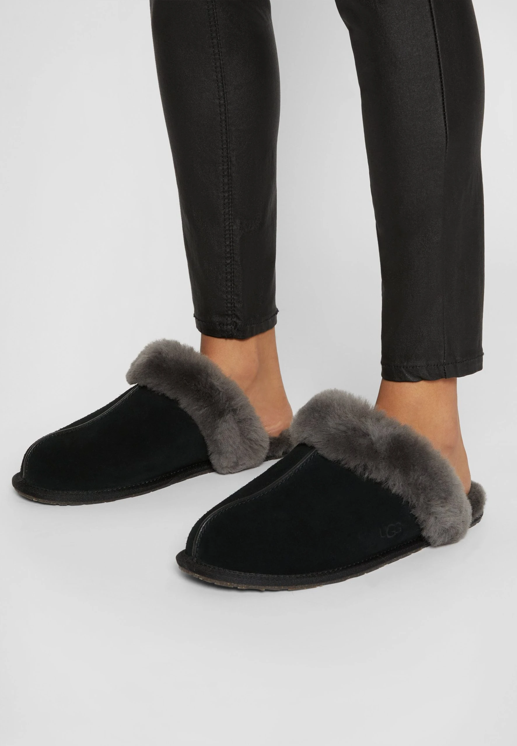 Ugg Scuffette - Tøfler - Black/Grey 6 Ugg Scuffette - Tøfler - Black/Grey - Bilde 4
