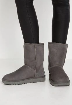 Ugg Classic Short - Støvletter - Grey