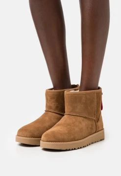 Ugg Classic Mini Logo Zip - Støvletter - Chestnut