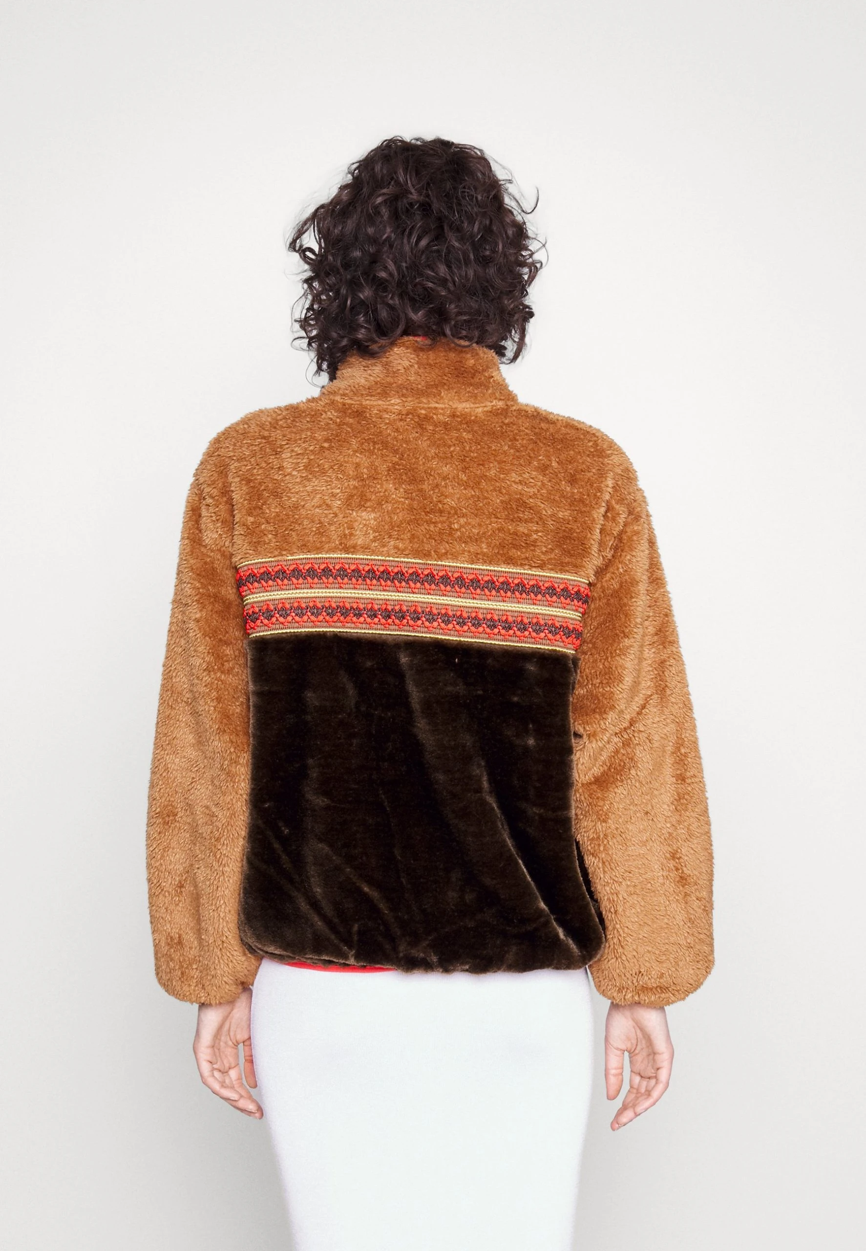 Ugg Marlene Sherpa Braid - Lett Jakke - Chestnut Heritage Braid 5 Ugg Marlene Sherpa Braid - Lett Jakke - Chestnut Heritage Braid - Bilde 3