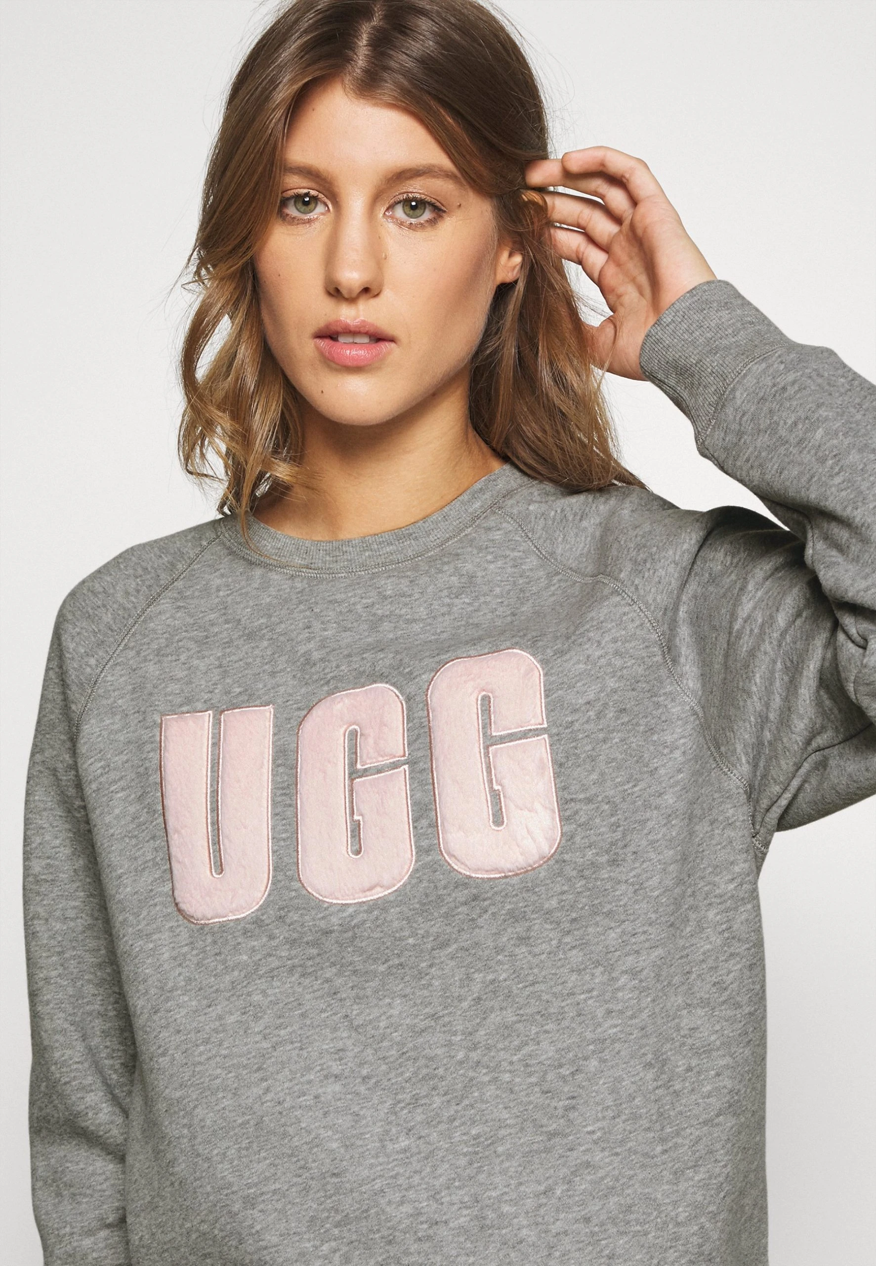 Ugg Madeline Fuzzy Logo Crewneck - Sweatshirt - Grey Heather/Sonora 7 Ugg Madeline Fuzzy Logo Crewneck - Sweatshirt - Grey Heather/Sonora - Bilde 5