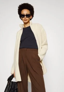 Ugg Uma Tee - T-Shirts - Black 11 Ugg Uma Tee - T-Shirts - Black -Ugg på nett 710c93c0e40d4d32b6a7fbcbcb80880e