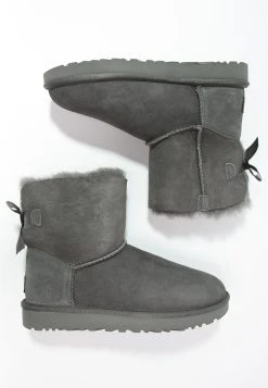 Ugg Mini Bailey Bow - Støvletter - Grey 11 Ugg Mini Bailey Bow - Støvletter - Grey -Ugg på nett a9c3523a6a8d4e6b9251700f6f33cbbb