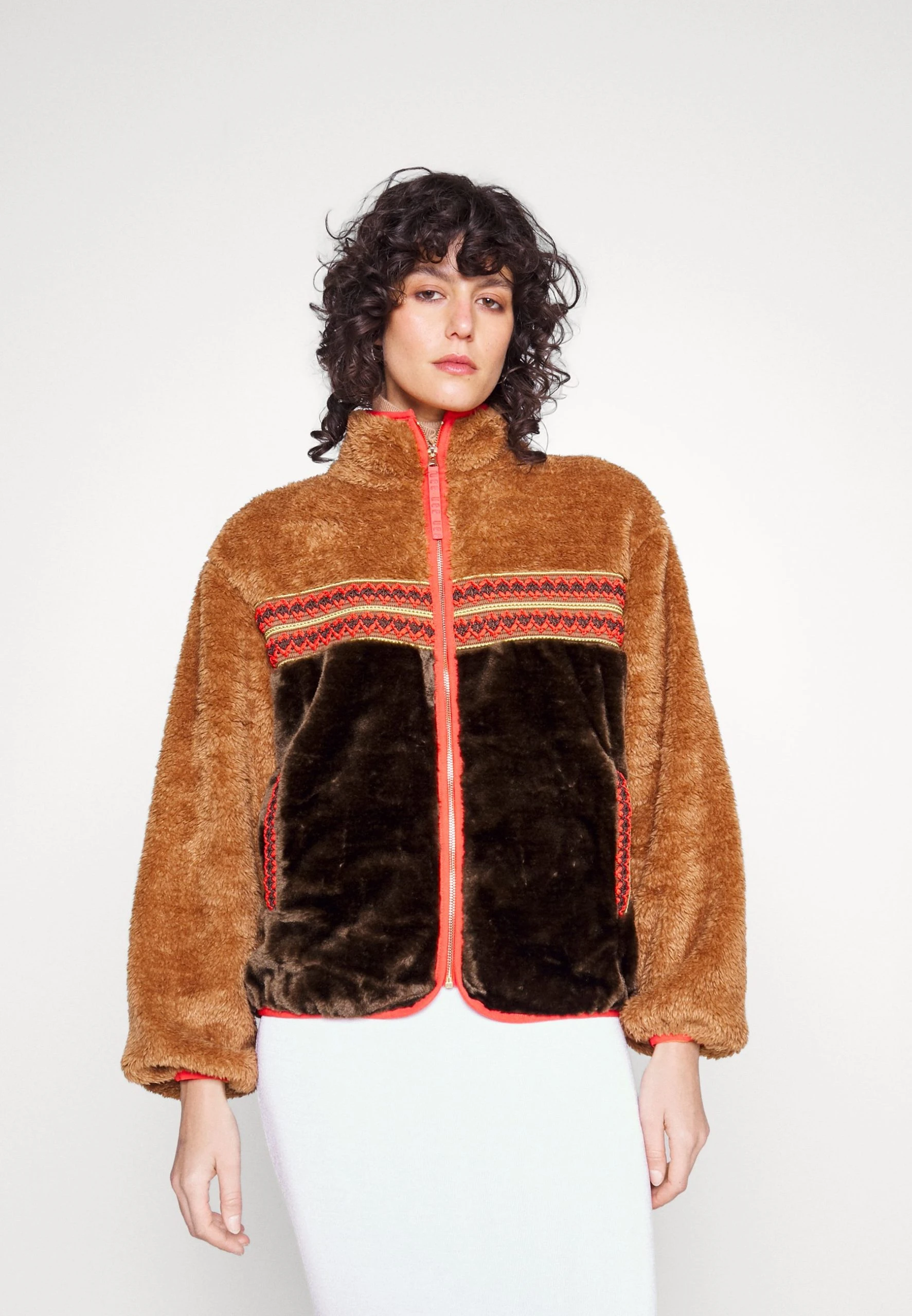 Ugg Marlene Sherpa Braid - Lett Jakke - Chestnut Heritage Braid 3 Ugg Marlene Sherpa Braid - Lett Jakke - Chestnut Heritage Braid