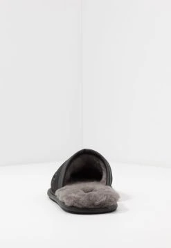 Ugg Scuff - Tøfler - Black 11 Ugg Scuff - Tøfler - Black -Ugg på nett da757aff0ffe4030af4ba8238bcf11e5