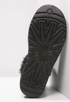Ugg Mini Bailey Button - Ankelboots - Black -Ugg på nett f6e3a5fa03d44995b41e5ae57a18cf6b