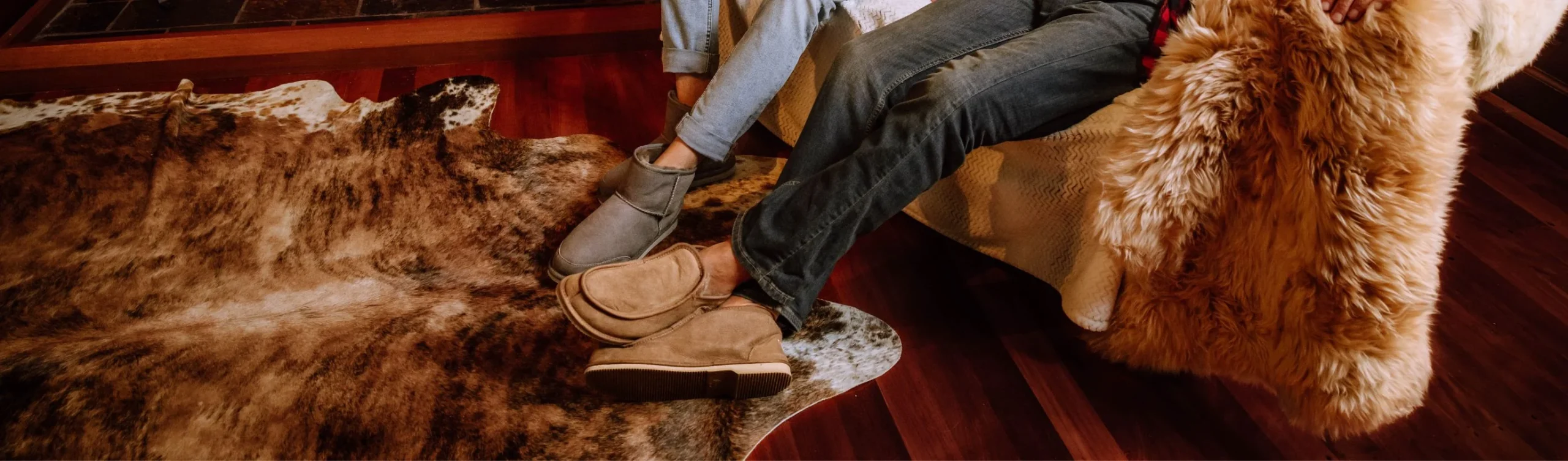 Ugg på nett -Ugg på nett josh holding ugg boots scaled